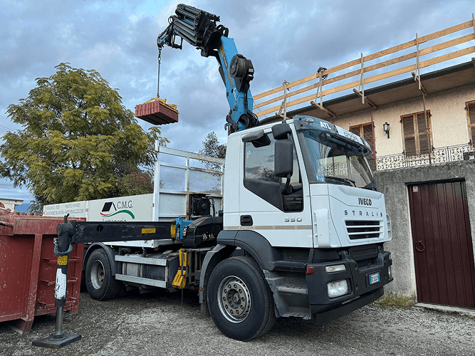 Servizio Gru per Tetto - CMG Lattoneria srl