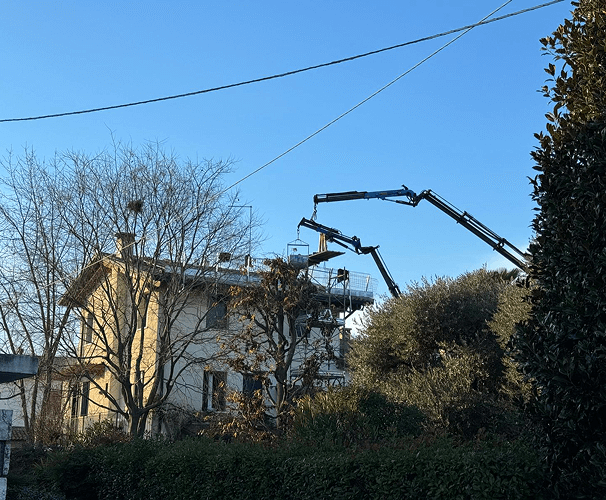 Servizio Gru per Tetto - CMG Lattoneria srl