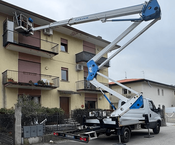 Servizio Gru per riparazione del tetto per infiltrazioni