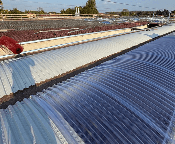 Coperture per tetti industriali trasparenti - posa lucernari