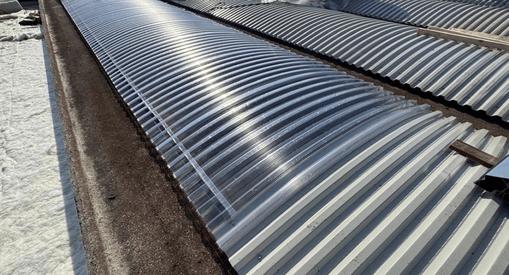 Tetto in lamiera coibentata per edificio industriale - CMG Lattoneria srl