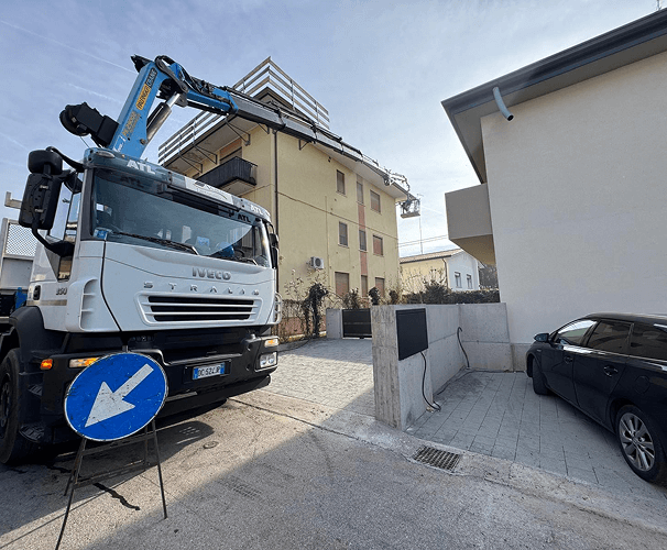 Servizio Gru per riparazione del tetto a Padova - CMG Lattoneria